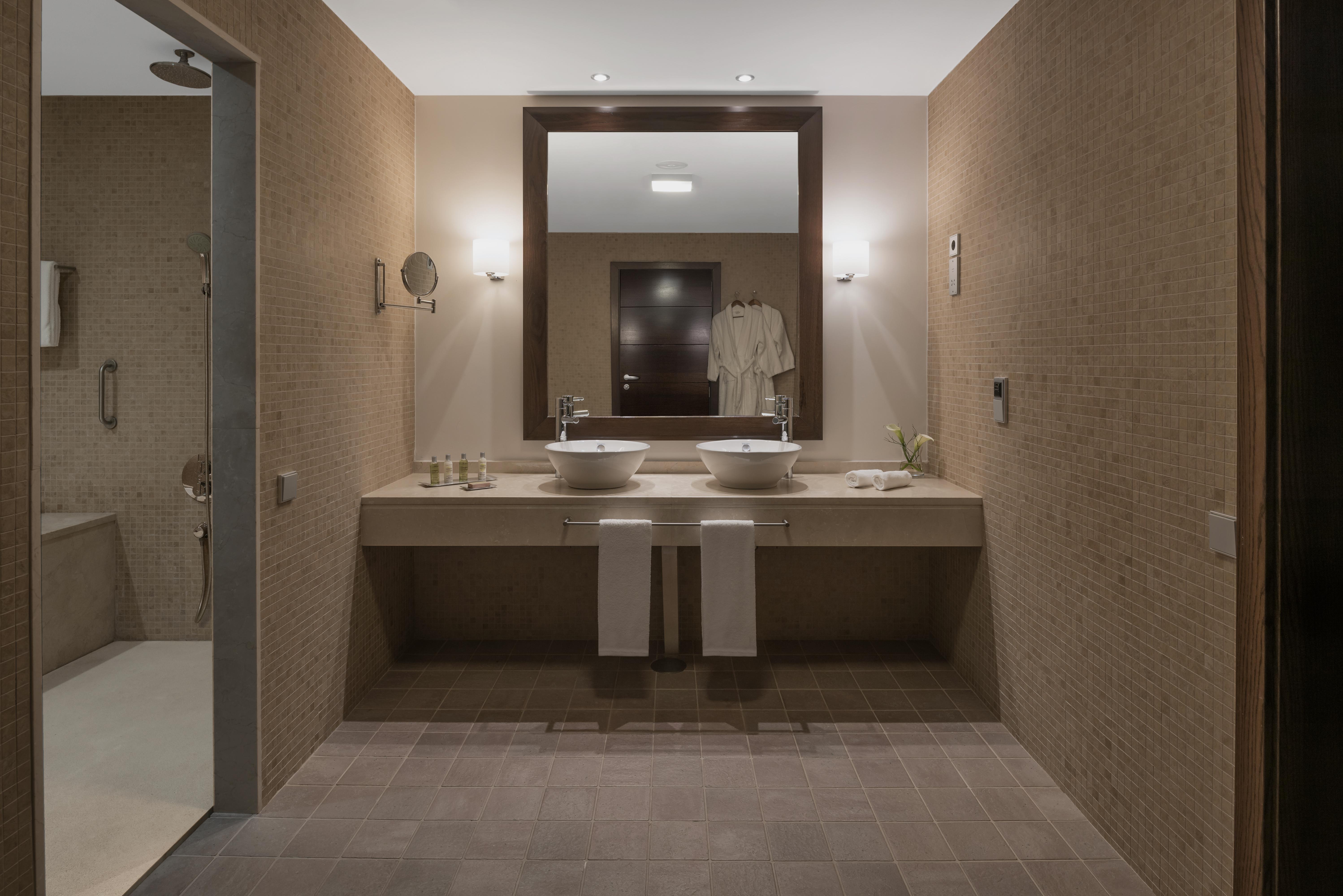 Doubletree By Hilton La Torre Golf Resort Roldán Εξωτερικό φωτογραφία Bathroom