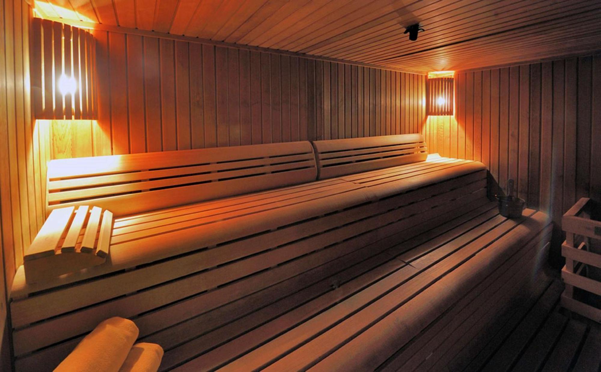 Doubletree By Hilton La Torre Golf Resort Roldán Εξωτερικό φωτογραφία A modern Finnish sauna