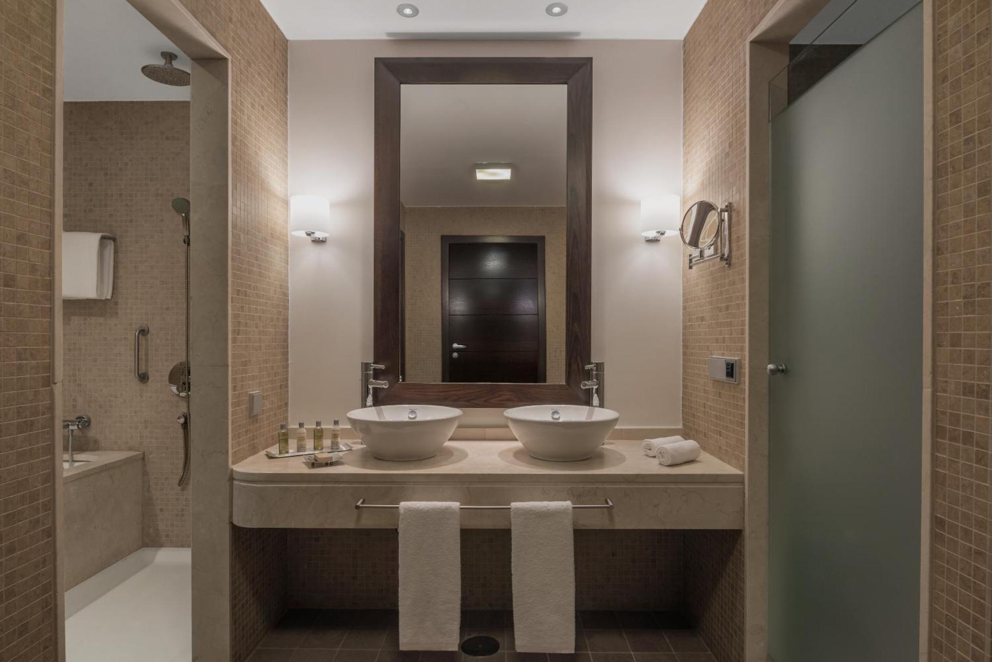 Doubletree By Hilton La Torre Golf Resort Roldán Εξωτερικό φωτογραφία Bathroom